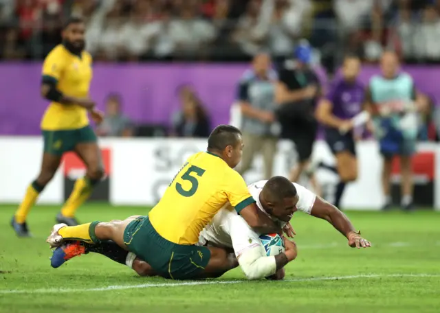 Kyle Sinckler of England holds off Kurtley Beale of Australia as he touches down to score his team"s third try during the Rugby World Cup 2019 Quarter Final match between England and Australia at Oita Stadium