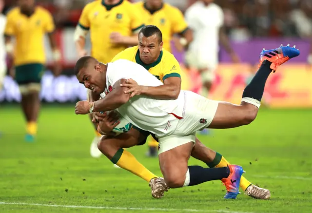 Kyle Sinckler of England holds off Kurtley Beale of Australia as he touches down to score his team"s third try during the Rugby World Cup 2019 Quarter Final match between England and Australia at Oita Stadium