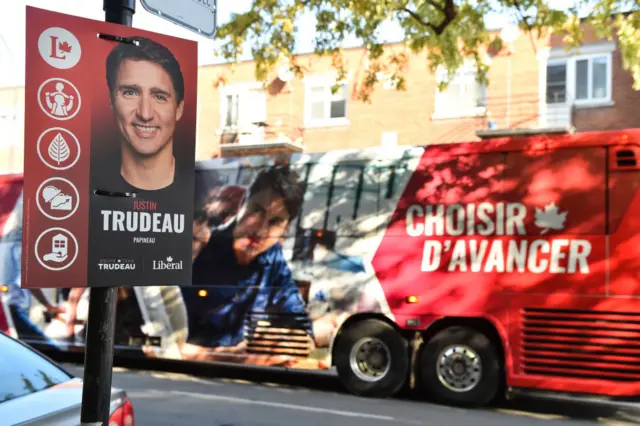 Trudeau campaign bus