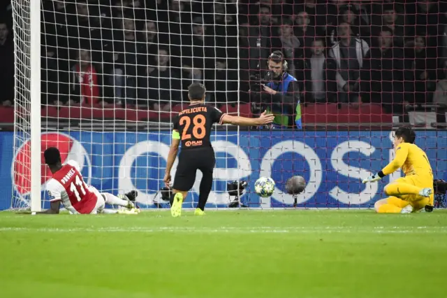 Ajax's Dutch forward Quincy Promes, Chelsea's Spanish defender Cesar Azpilicueta and Chelsea's Spanish goalkeeper Kepa Arrizabalaga