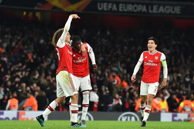 Nicolas Pepe (C) celebrates