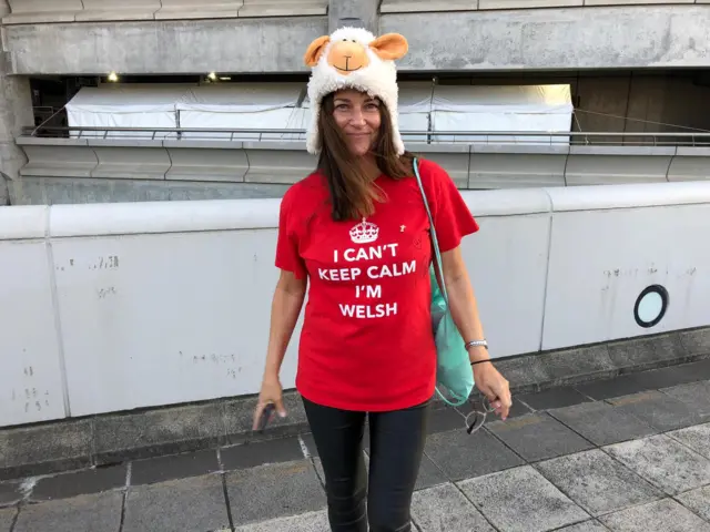 A woman with a t-shirt saying 'I can't keep calm I'm Welsh'