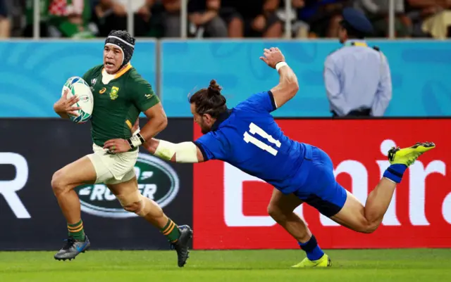 Cheslin Kolbe scores