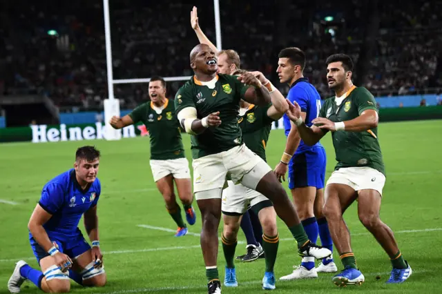 Bongi Mbonambi celebrates his try