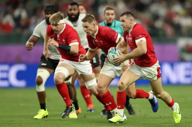 Gareth Davies runs with the ball