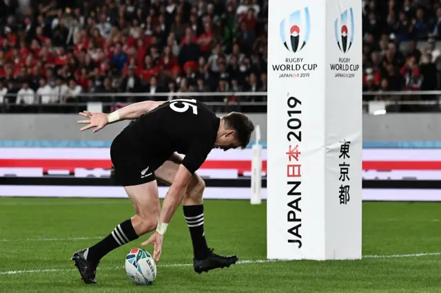 Beauden Barrett touches down for New Zealand's second try