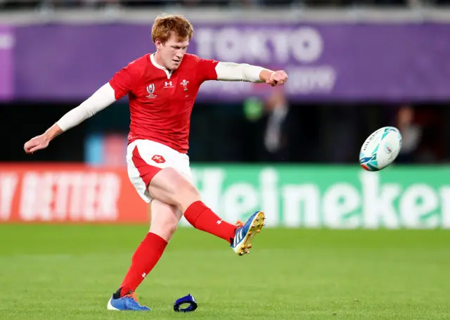 Rhys Patchell kicks a penalty