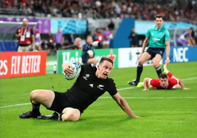 Ben Smith scores New Zealand's fourth try