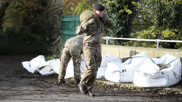 Army helps with sandbags