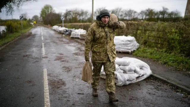 Soldiers help with sandbagging homes in Fishlake