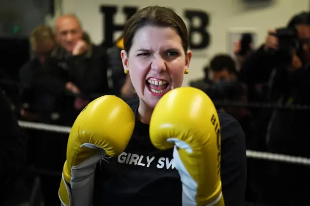 o Swinson, leader of the Liberal Democrats, takes part in some practice as she campaigns at a gym for young people on 13 November