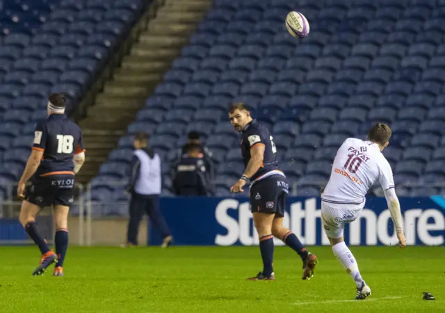 Matthieu Jalibert slots over a penalty