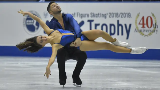 Lilah Fear and Lewis Gibson compete in the ice dancing senior Pairs competition