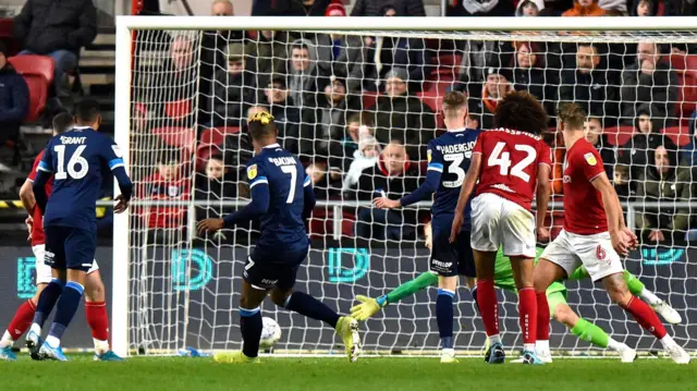 Juninho Bacuna scores