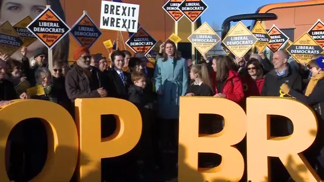 Jo Swinson with Lib Dem supporters