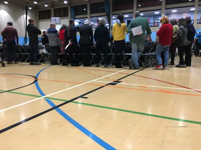 Count observers in sports hall