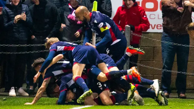 Ross County players celebrate Lee Erwin's late winner