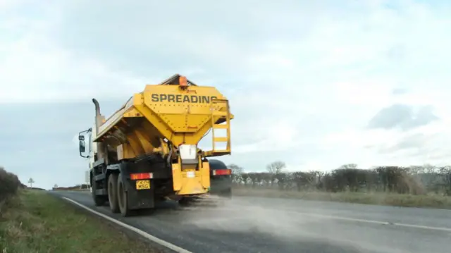 Gritter spreading rocksalt