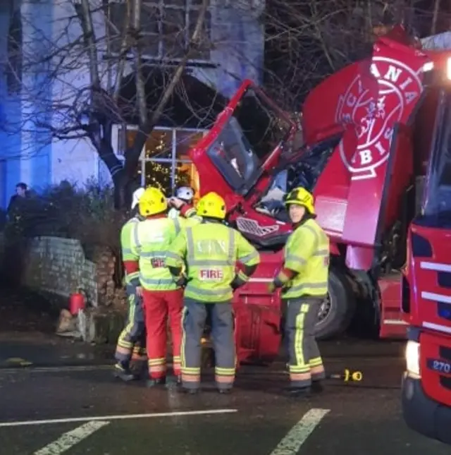 Lorry crashes into garden wall