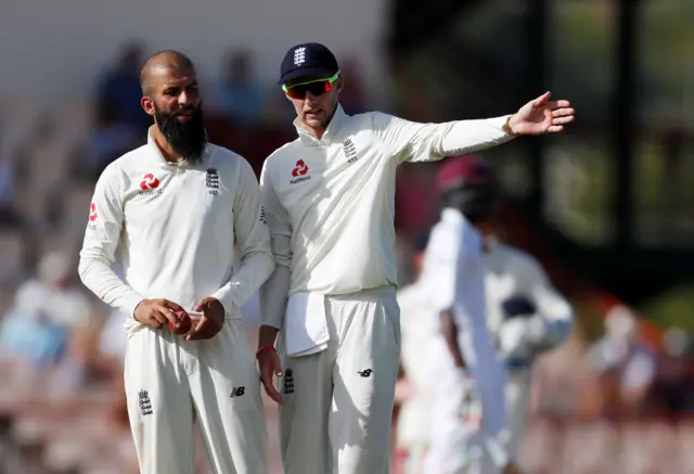 Joe Root talks with Moeen Ali during the match