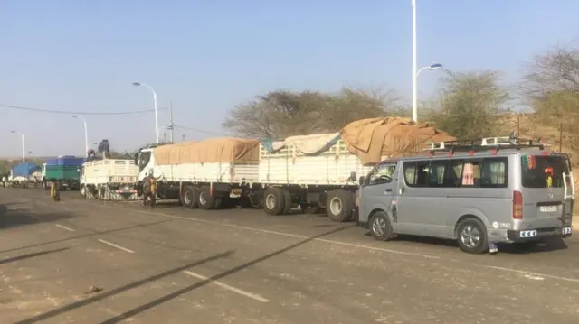 Vehicles at the Humera-Omhajer border post