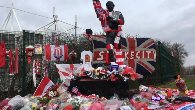 Tributes around the statue