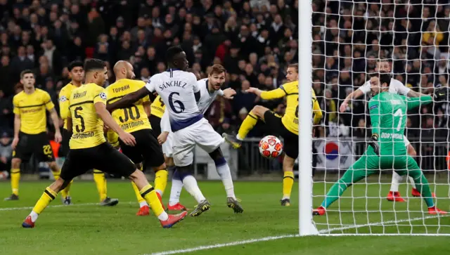 Fernando Llorente scores