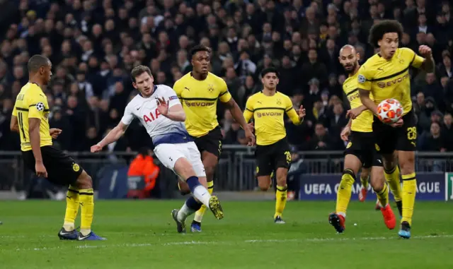 Jan Vertonghen shoots at goal