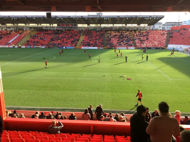 St Mirren warm up at a sun-kissed Pittodrie