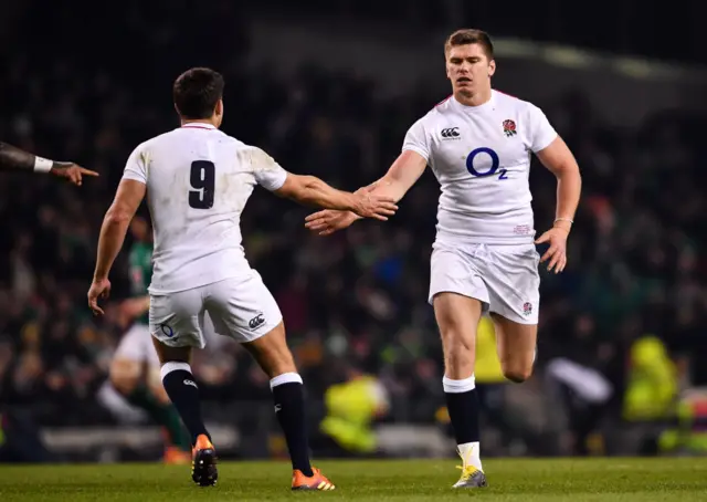 Owen Farrell high fives Ben Youngs