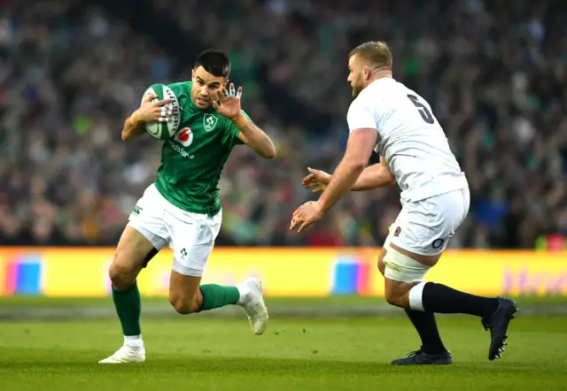 Conor Murray runs round George Kruis