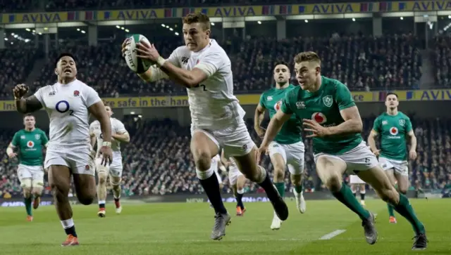Henry Slade gathers the ball to score