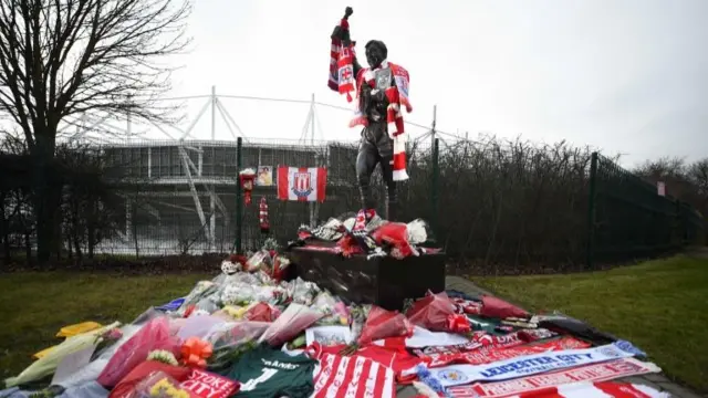 Tributes at Gordon Banks' statue at the Bet363 Stadium