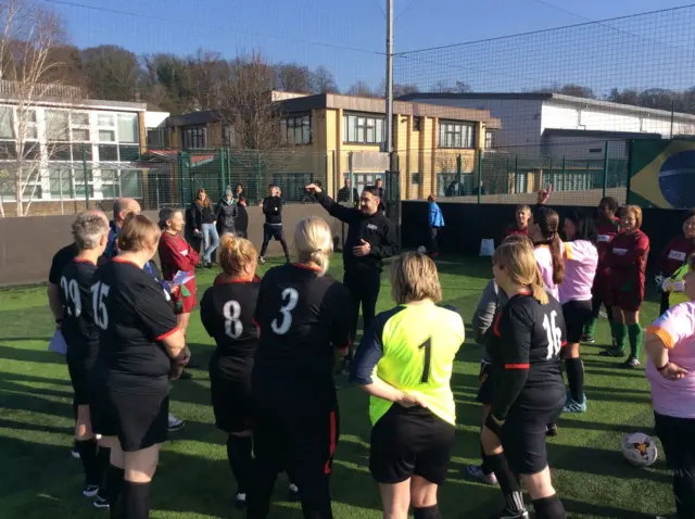 Referee gives instructions