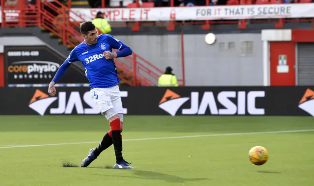 Kyle Lafferty scores