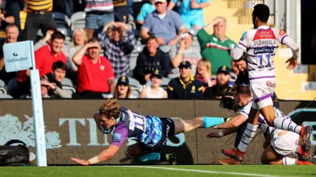 Tom Howe scoring for Worcester Warriors