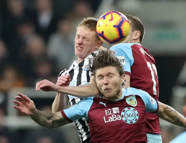 Jeff Hendrick contests for the ball