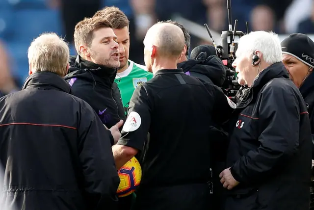 Mauricio Pochettino confronts referee Mike Dean