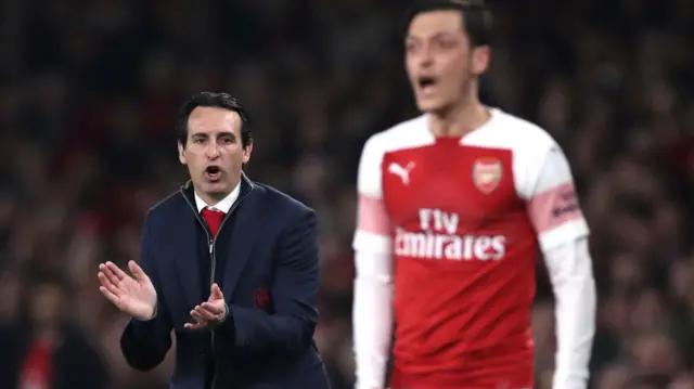 Unai Emery cheers on Mesut Ozil