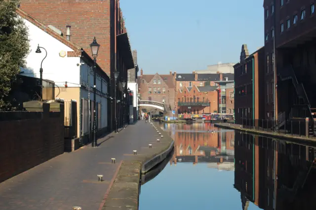 Pubs and restaurants along the canal