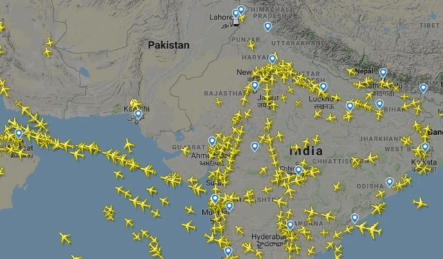 Map of Pakistani and Indian airspace showing live flights