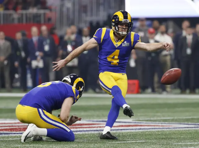 Greg Zuerlein scores a field goal.