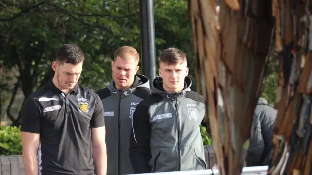 Hull FC visit the statue