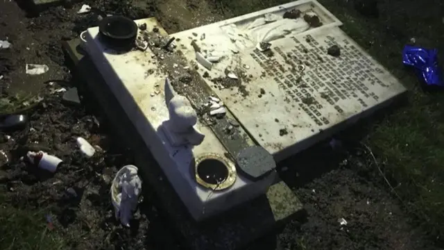 A tipped over gravestone