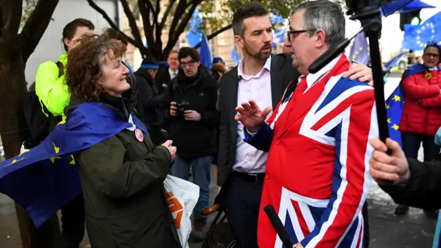 Pro and anti-Brexit supporters