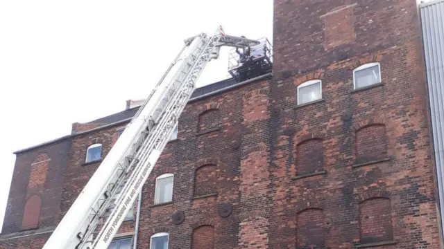 Fire service dealing with loose structure