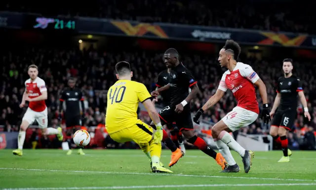 Pierre-Emerick Aubameyang misses a chance