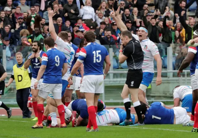 Italy score try