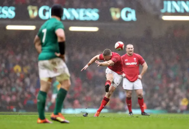 Gareth Anscombe penalty kick