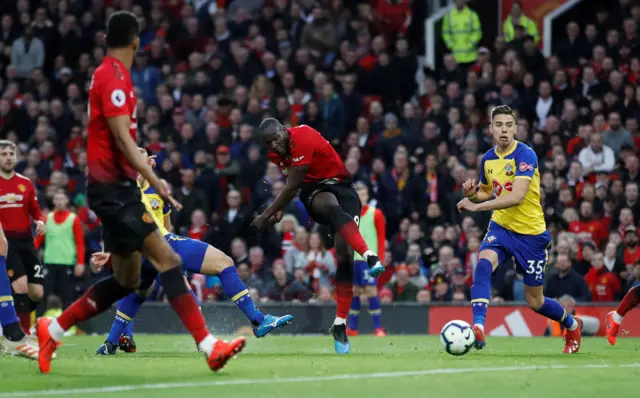 Romelu Lukaku scores